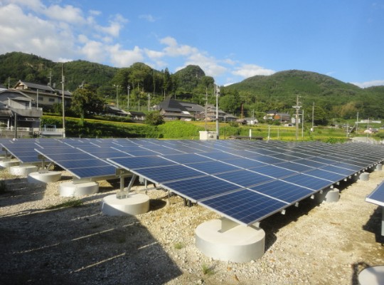 置き基礎工法で設置された太陽光パネル